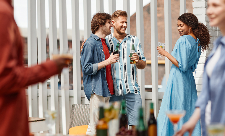 Gäste unterhalten sich bei einem Get-together auf einer Terrasse